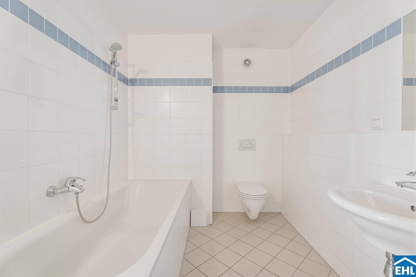 Funktionelles Badezimmer mit Badewanne, Wand-WC und Waschbecken.