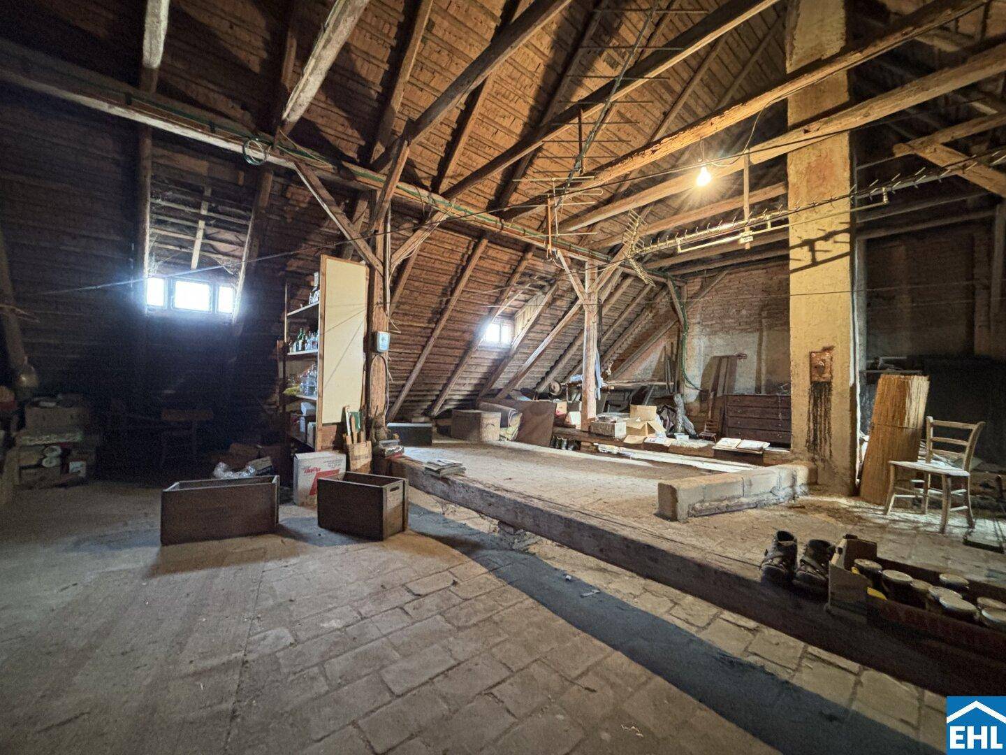 Geräumiger Dachboden mit sichtbaren Holzbalken und viel Potenzial für zukünftigen Ausbau.