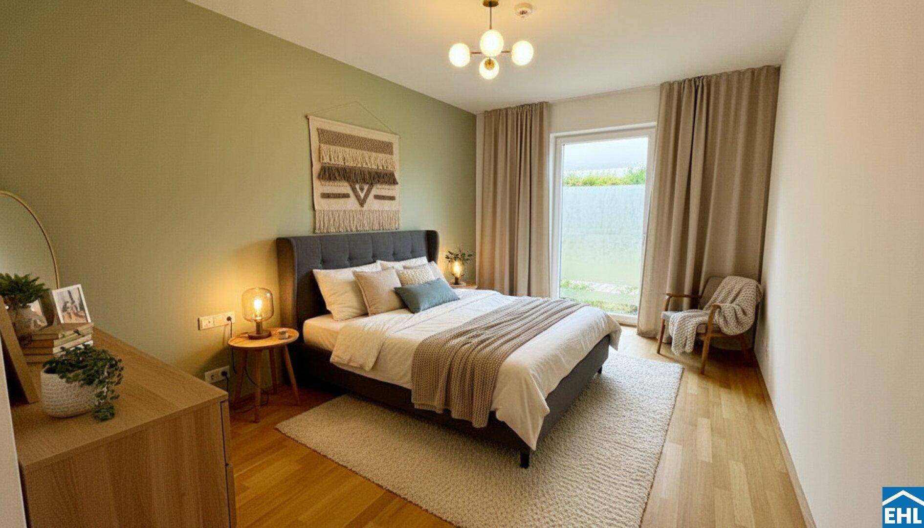 Gemütliches Schlafzimmer mit Doppelbett, Holzboden und Fenster zum ruhigen Außenbereich.