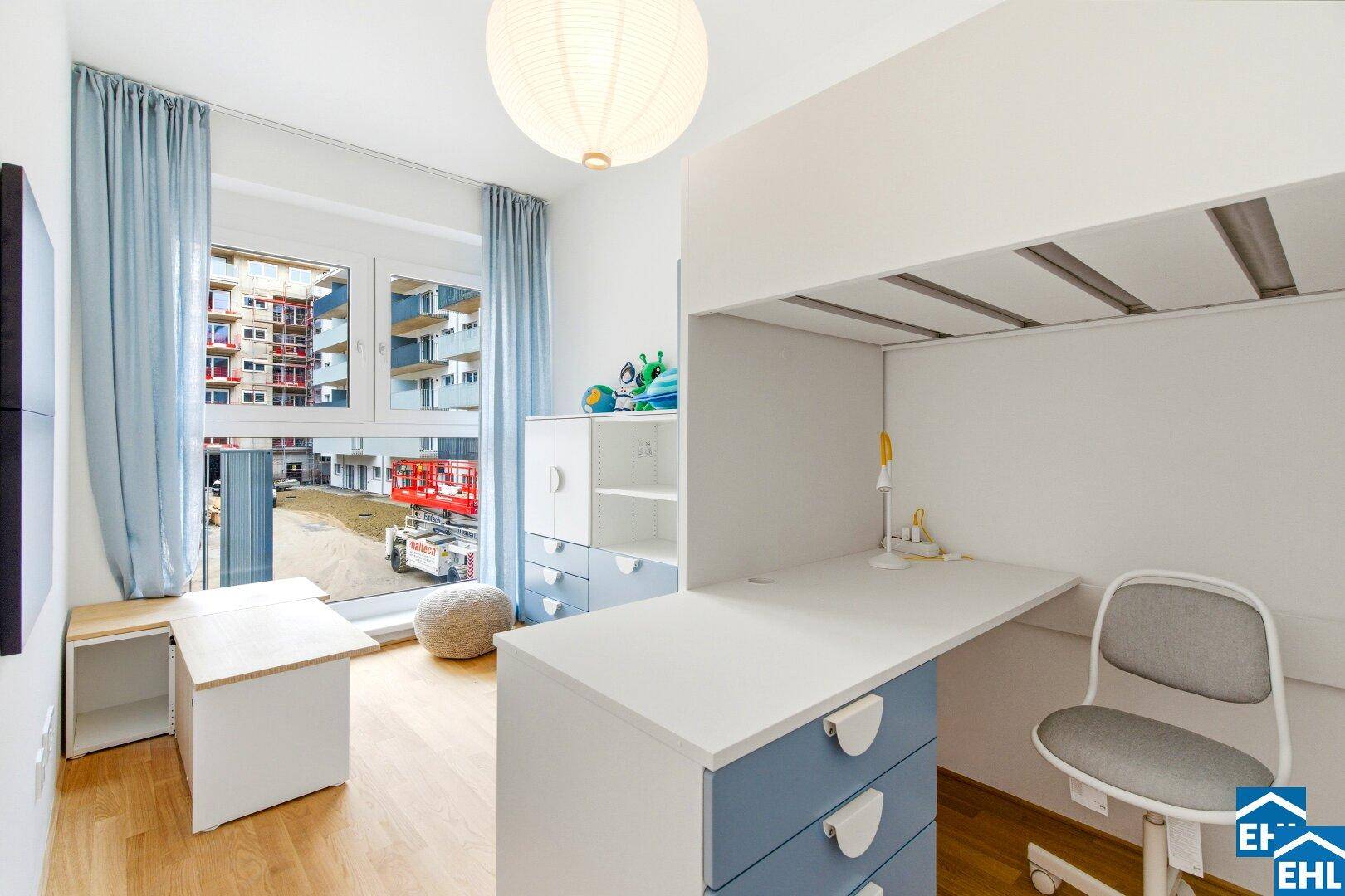 Kinderzimmer mit Hochbett, Schreibtisch und Blick auf die Umgebung.