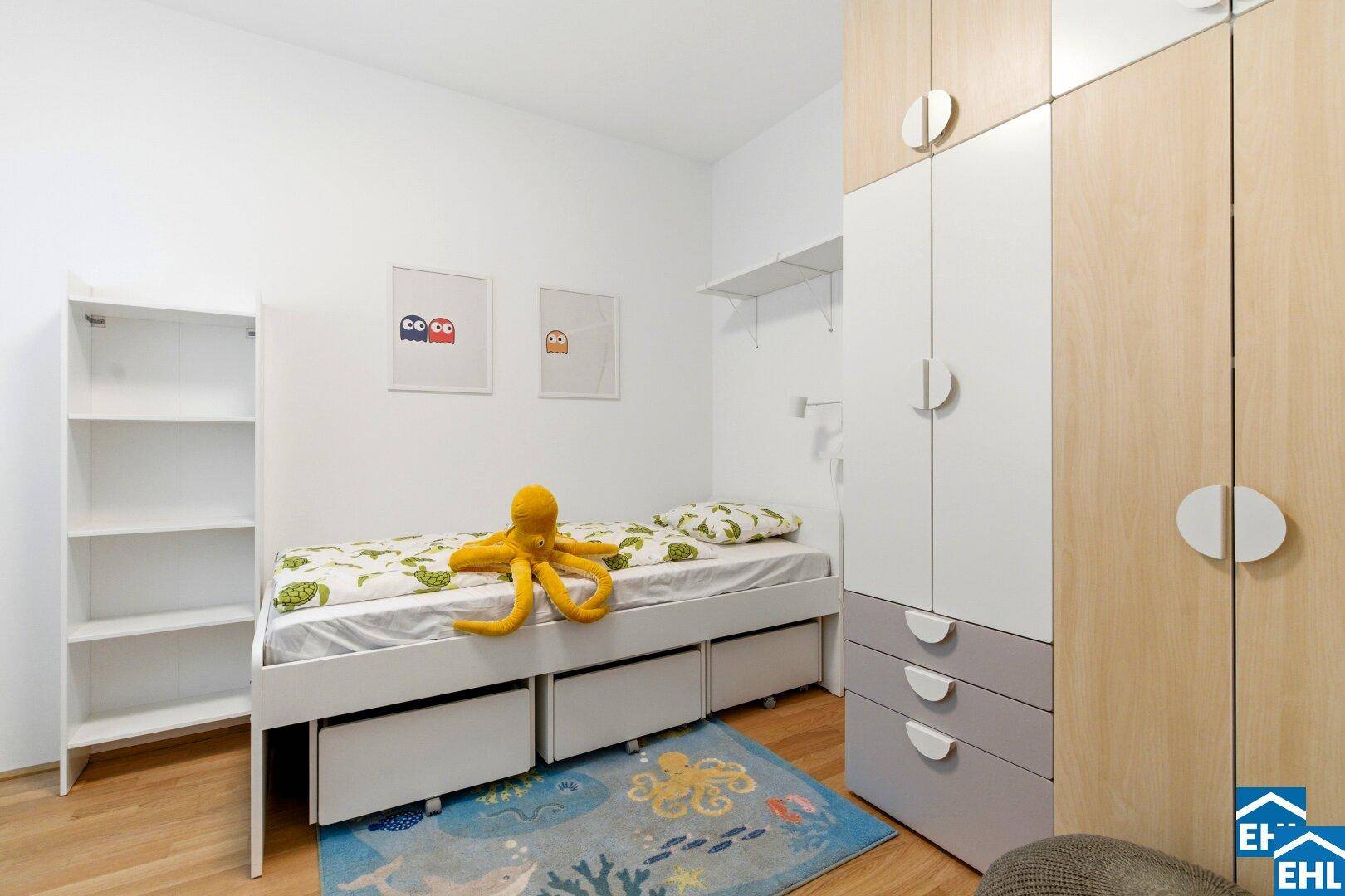 Kinderzimmer mit Einzelbett, Stauraum und hellem Holzboden, freundlich eingerichtet.