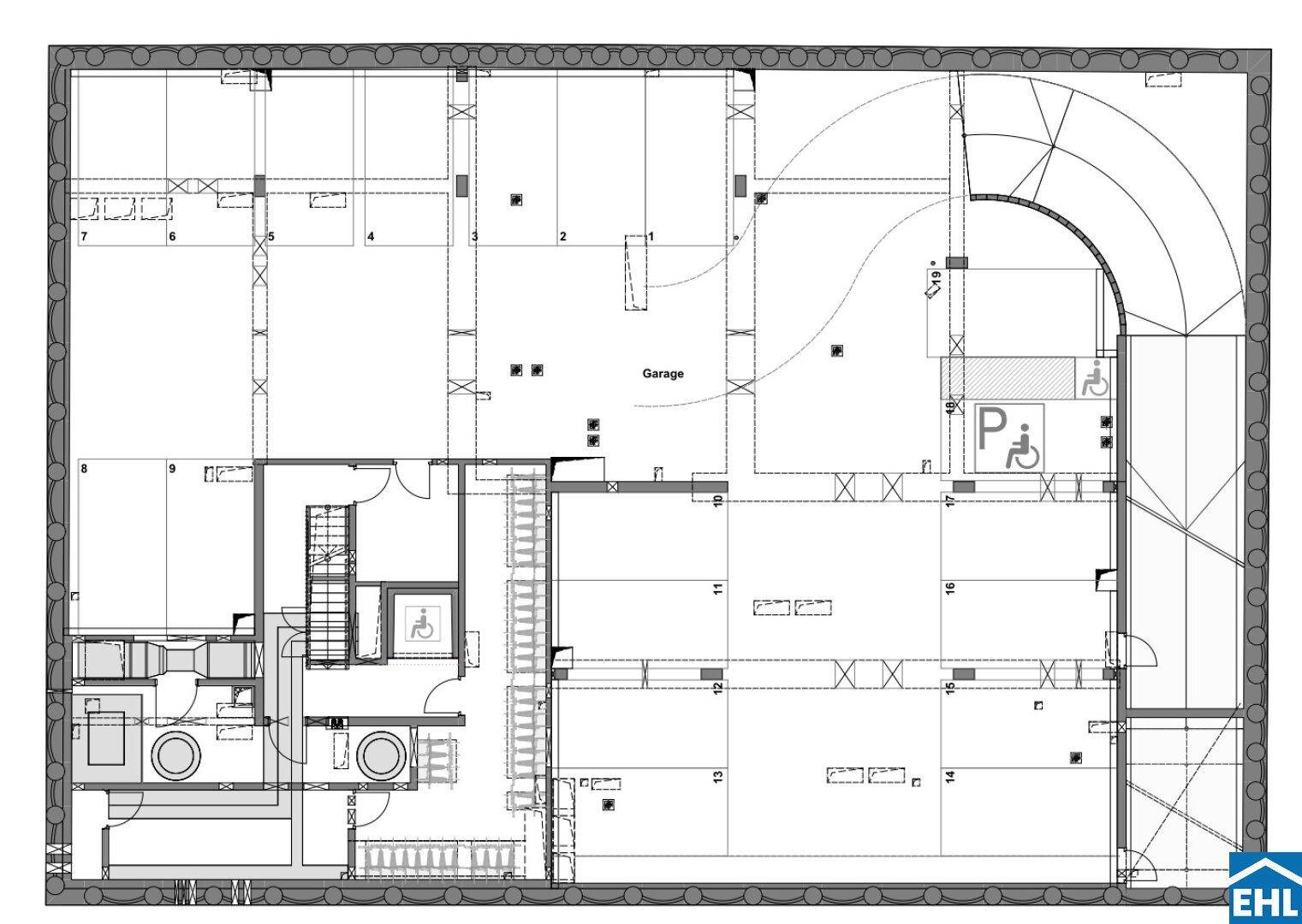 Grundriss einer Tiefgarage mit zahlreichen Parkplätzen und barrierefreiem Zugang.