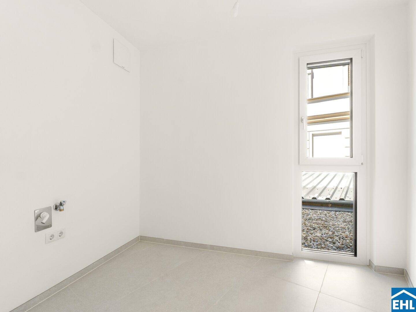 Heller Hauswirtschaftsraum mit Fliesenboden und Anschlussmöglichkeiten für Waschmaschine oder Trockner.