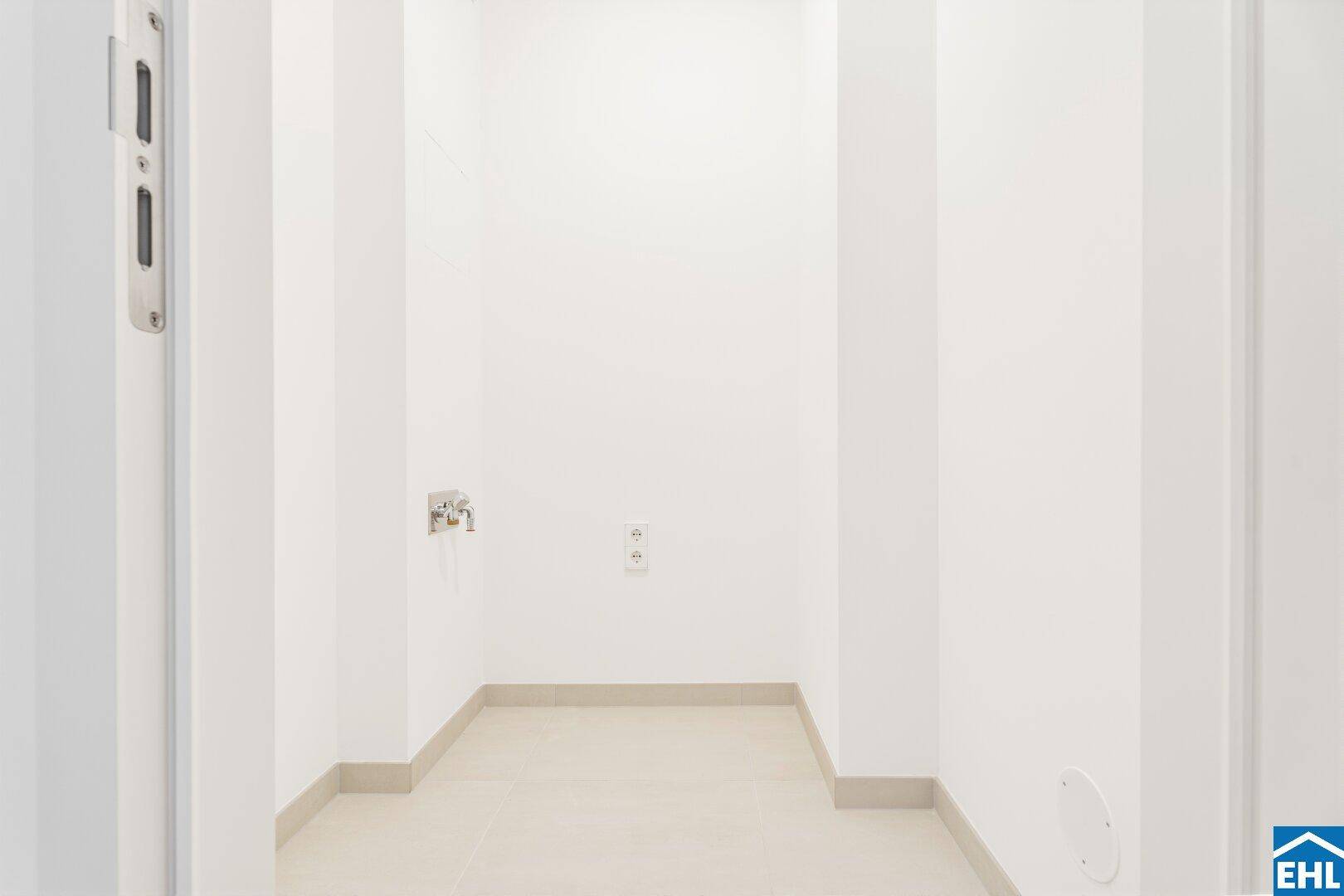 Praktischer Hauswirtschaftsraum mit Anschlüssen für Waschmaschine und Trockner, bietet zusätzlichen Stauraum.