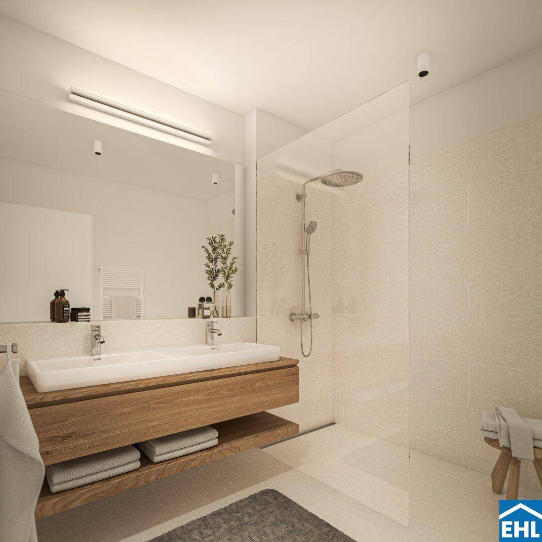 Modernes Badezimmer mit Doppelwaschbecken, schwebendem Holzunterschrank und begehbarer Dusche mit Regenduschkopf.