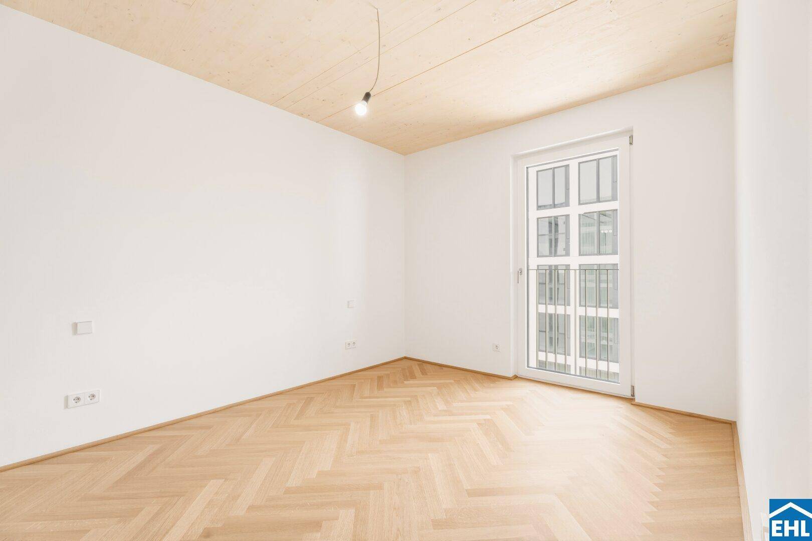 Ruhiges Schlafzimmer mit Fischgrätparkett, weißen Wänden und einem französischen Balkon.