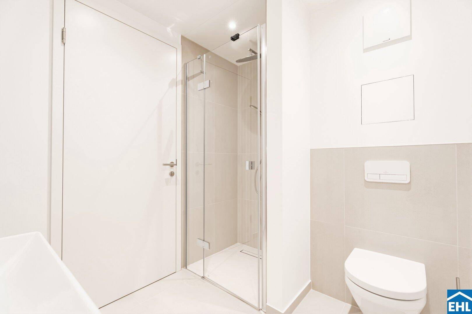 Elegantes Badezimmer mit ebenerdiger Dusche, wandhängendem WC und modernen Fliesen, sehr gepflegt.