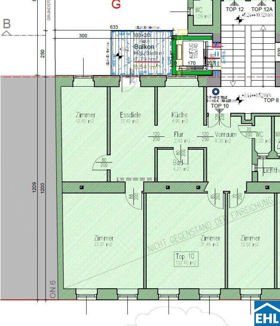 Grundrissplan einer Wohnung mit mehreren Zimmern, Balkon, Bad und separatem WC, inklusive Aufzug.