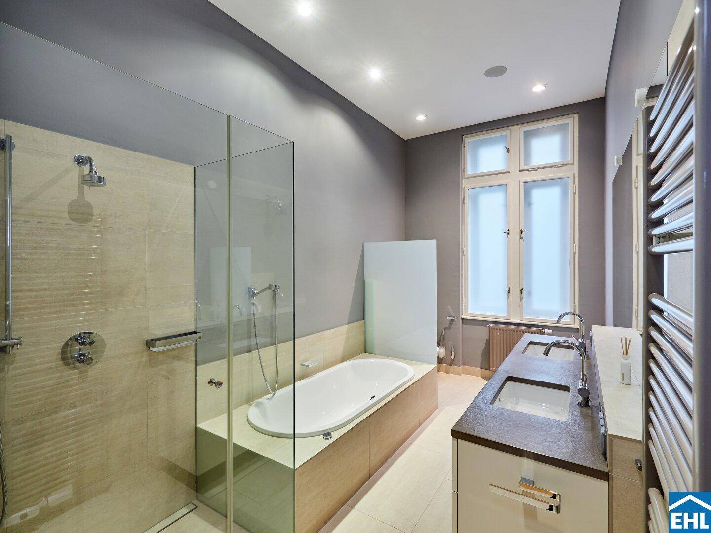 Modernes Badezimmer mit begehbarer Dusche, Badewanne und Doppelwaschbecken.