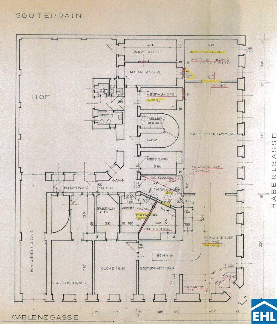 Grundriss des Souterrains mit verschiedenen Nutzräumen, Küche, Gastzimmern und Zugang zum Hof.