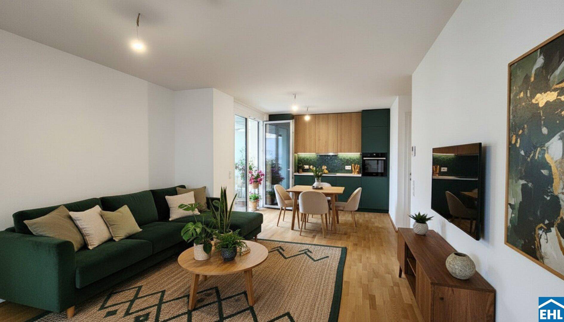 Moderner offener Wohn- und Essbereich mit integrierter Küche, Holzboden und Zugang zu einem Balkon.