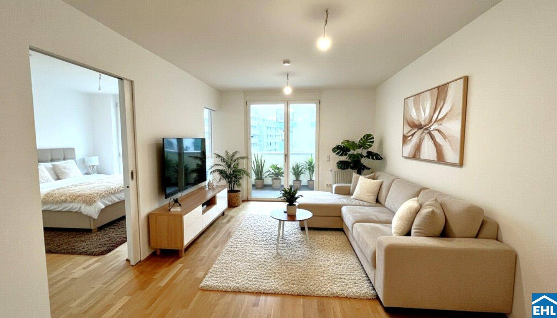 Helles Wohnzimmer mit Parkettboden, beigem Sofa und Zugang zu einem Balkon oder einer Terrasse.
