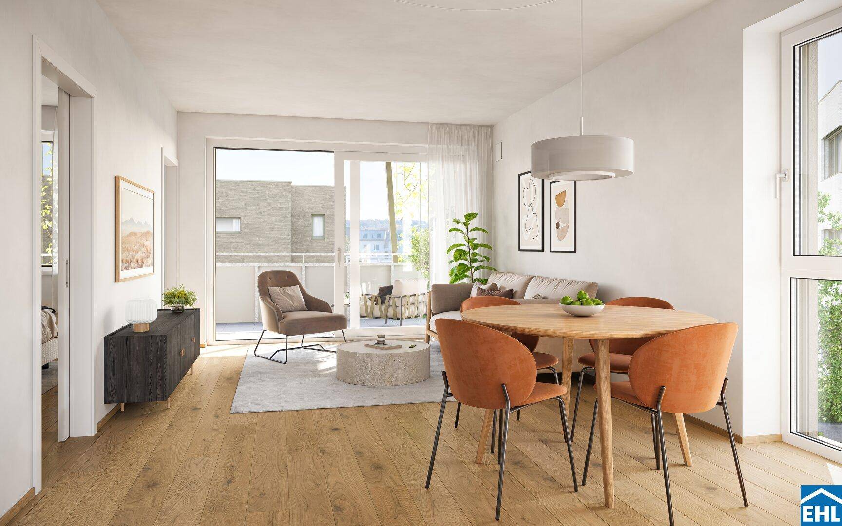 Heller Wohn-Essbereich mit Holzboden, modernem Mobiliar und Zugang zum Balkon.