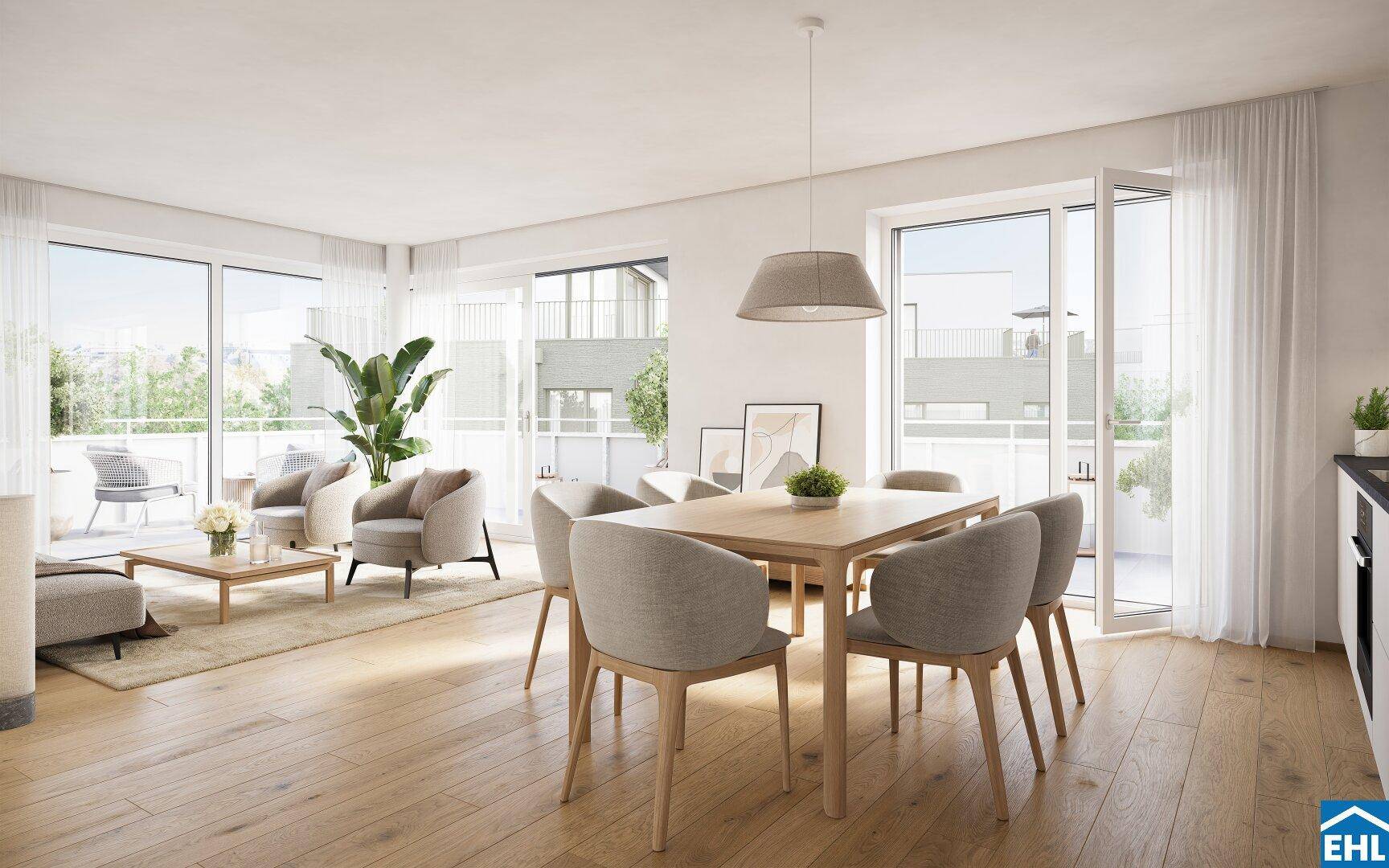 Geräumiger Wohn-Essbereich mit Holzboden, großen Fenstern und Zugang zu einem Balkon.