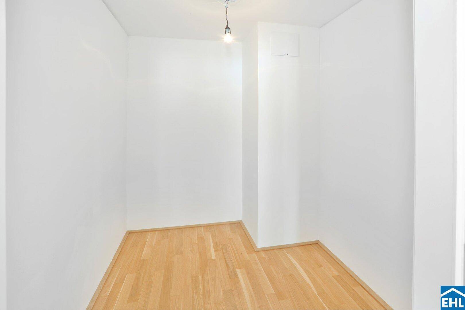 Kleiner, heller Raum mit Parkettboden, ideal als Abstellraum oder begehbarer Kleiderschrank.