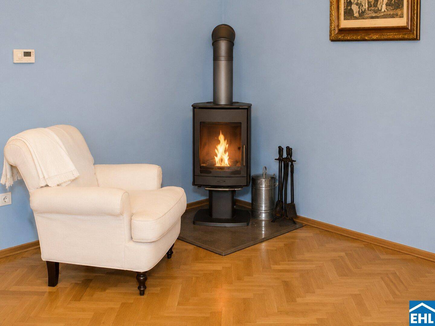 Detailansicht des modernen Kaminofens im Wohnzimmer, der eine warme und einladende Atmosphäre schafft.