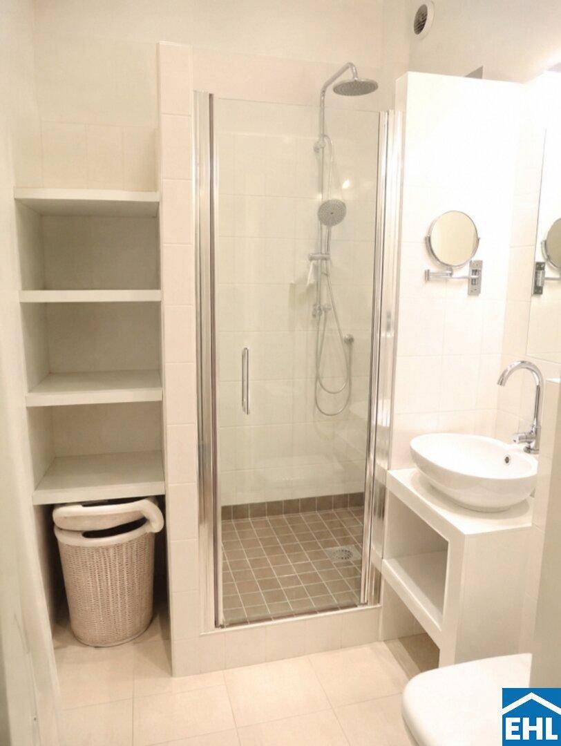 Modernes Badezimmer mit einer geräumigen begehbaren Dusche und einem stilvollen Einzelwaschbecken.