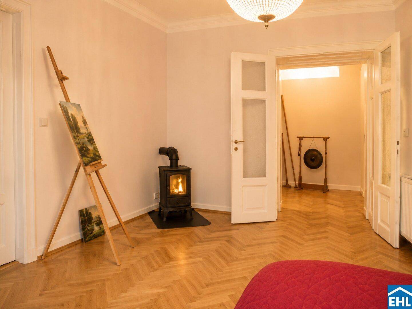 Gemütliche Ecke im Schlafzimmer mit einem Kaminofen und künstlerischer Dekoration, die zum Entspannen einlädt.