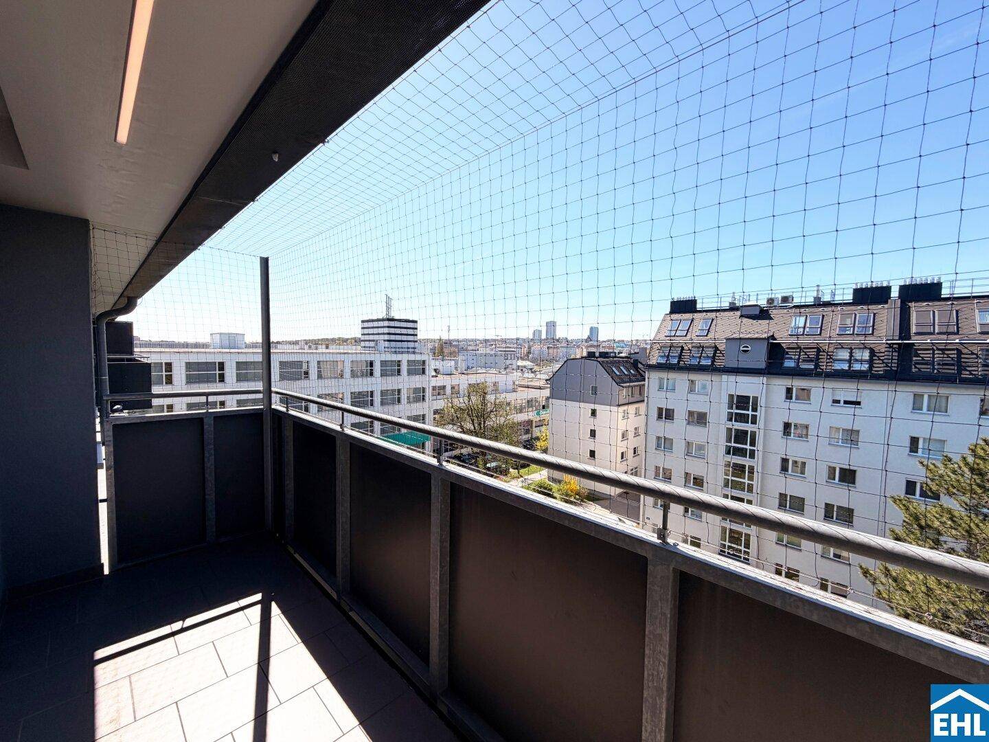 Balkon mit Stadtblick und Schutznetz, ideal für entspannte Stunden im Freien.