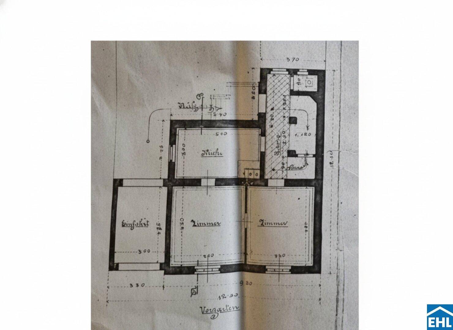 Historischer Grundriss mit Raumaufteilung und Maßangaben, zeigt die ursprüngliche Struktur.
