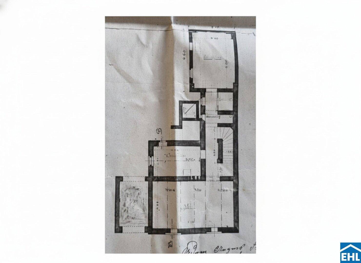 Vertikaler Grundriss mit Treppenhaus und Raumaufteilung über mehrere Ebenen des Gebäudes.