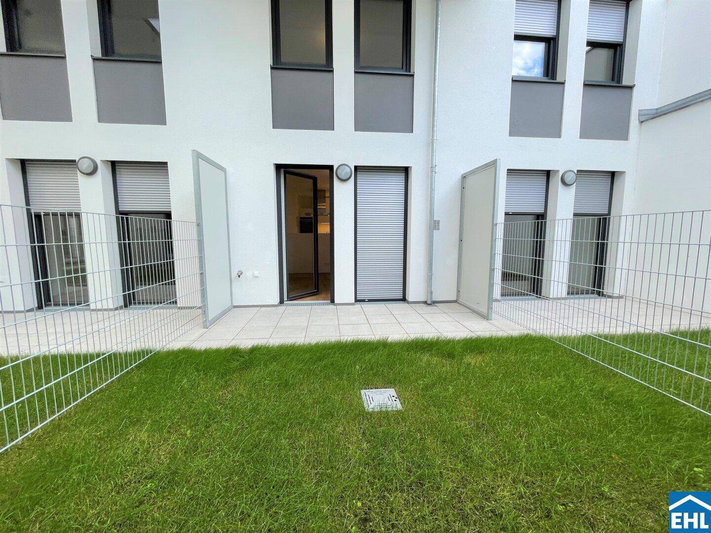 Kleiner privater Gartenbereich mit Terrasse und Zugang zum Wohnraum, umzäunt für Privatsphäre.