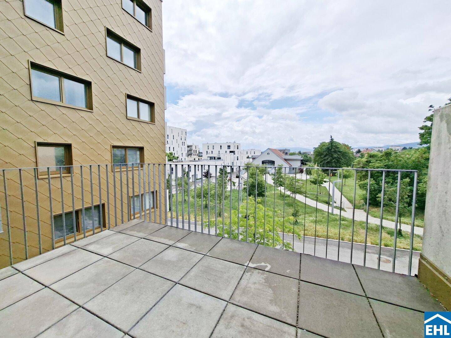 Großer Balkon mit Blick auf die Umgebung und angrenzende Gebäude.