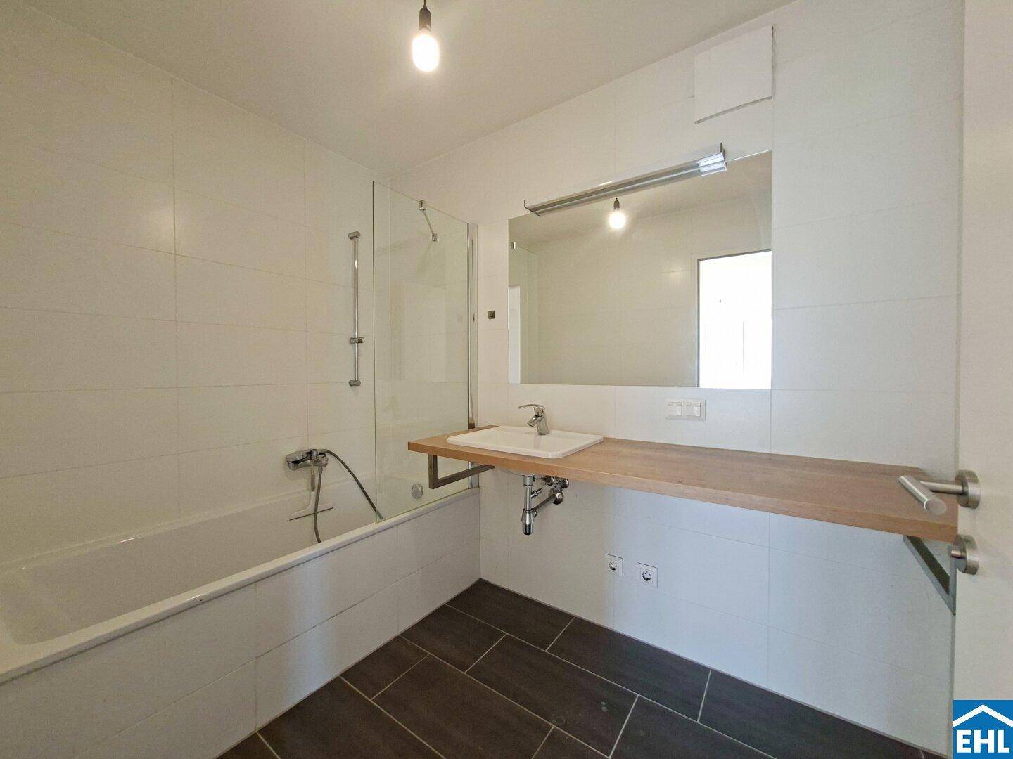 Sonnige, optimal geschnittene 2-Zimmerwohnung mit traumhafter Terrasse! – pohled 4