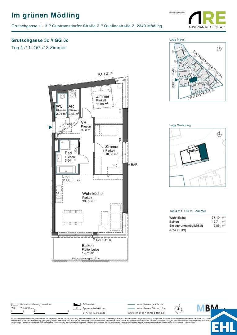 Detaillierter Grundriss einer modernen Wohnung mit offener Wohnküche, zwei Schlafzimmern und einem Balkon.