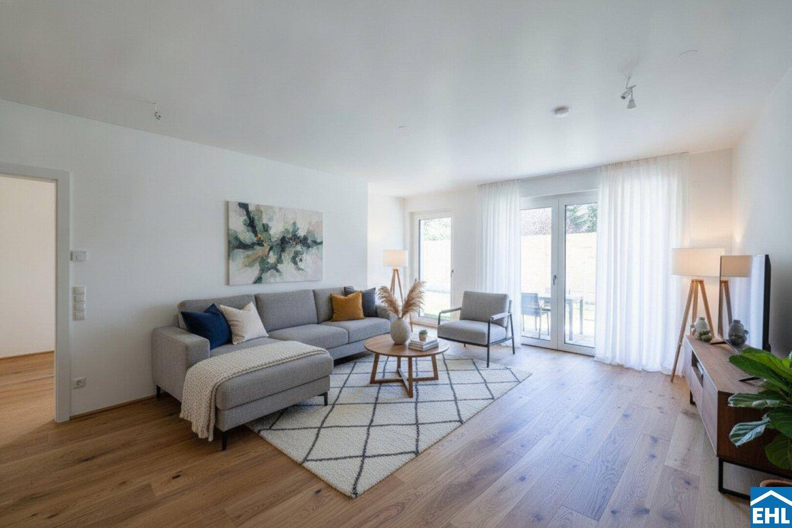 Gemütliches Wohnzimmer mit modernem Sofa, Holzboden und großen Fenstern für viel Tageslicht.