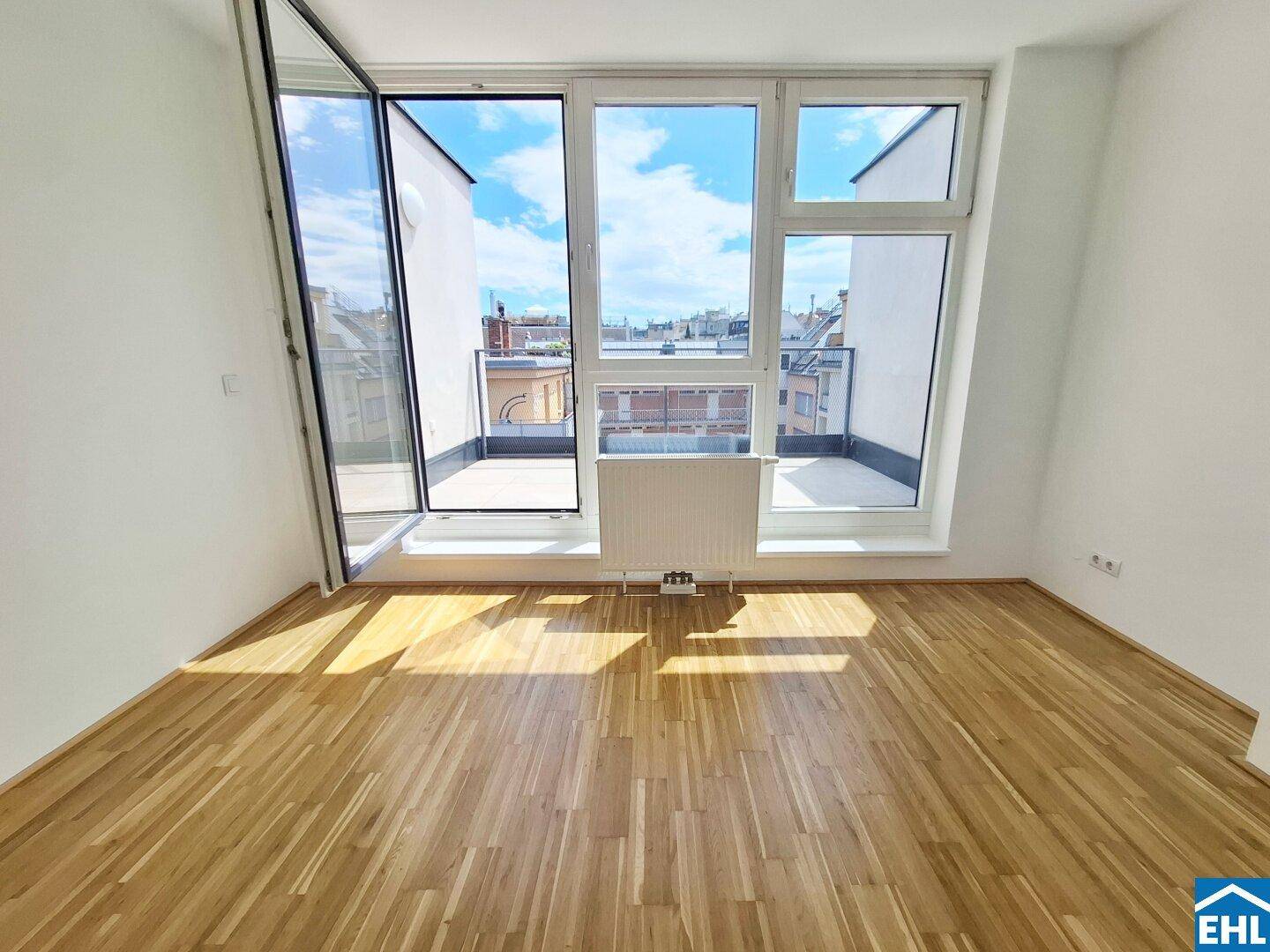 Heller Raum mit Parkettboden und direktem Zugang zu einer privaten Terrasse.