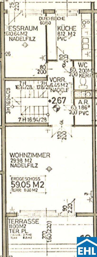 Grundriss des Erdgeschosses mit offenem Wohnzimmer, Esszimmer und Küche sowie Terrasse.