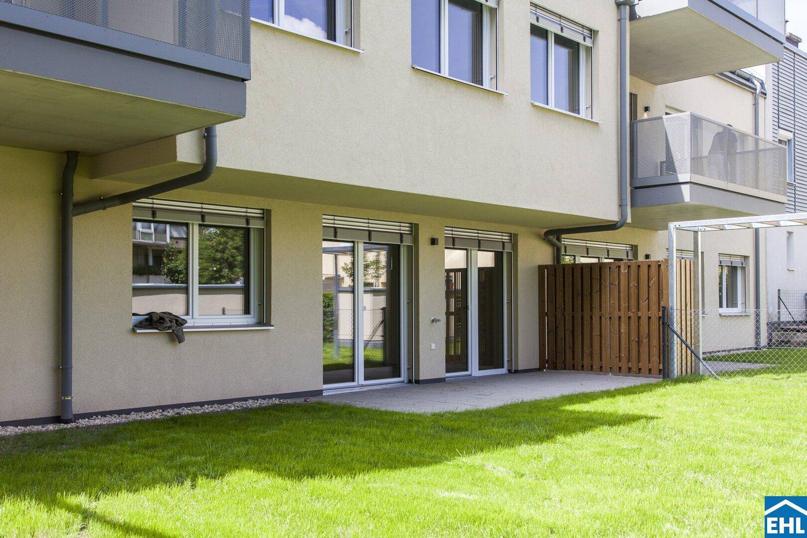 Erdgeschoss-Terrasse mit direktem Zugang zum Garten und großen Fenstertüren.