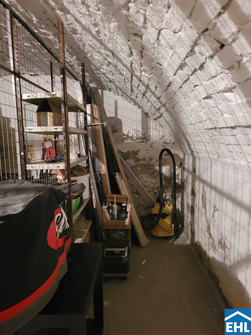 Lagerraum im Keller mit gewölbter Ziegeldecke und Regalen für diverse Gegenstände.