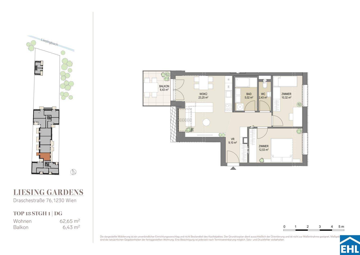 Grundriss einer Wohnung mit offenem Wohn-Kochbereich, zwei Schlafzimmern, Bad, separatem WC und Balkon.