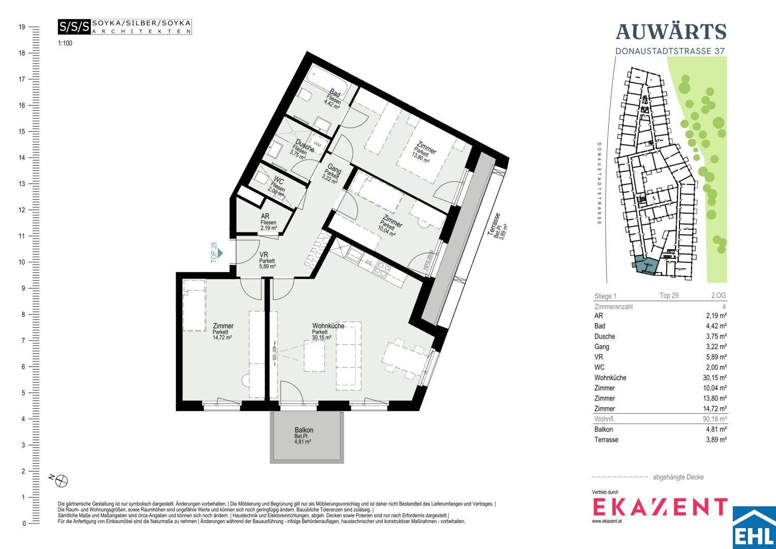 Grundriss einer Wohnung mit Wohnküche, drei Zimmern, Bad und Balkon.