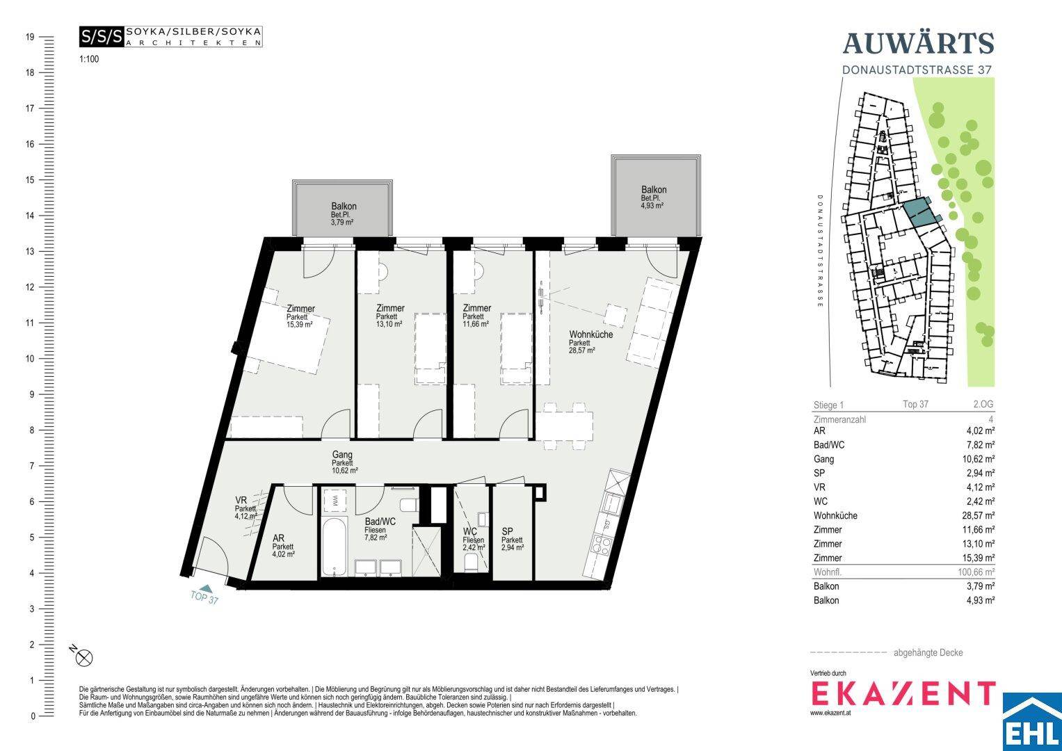 Detaillierter Grundriss einer Wohnung mit drei Zimmern, zwei Bädern und Balkonen.
