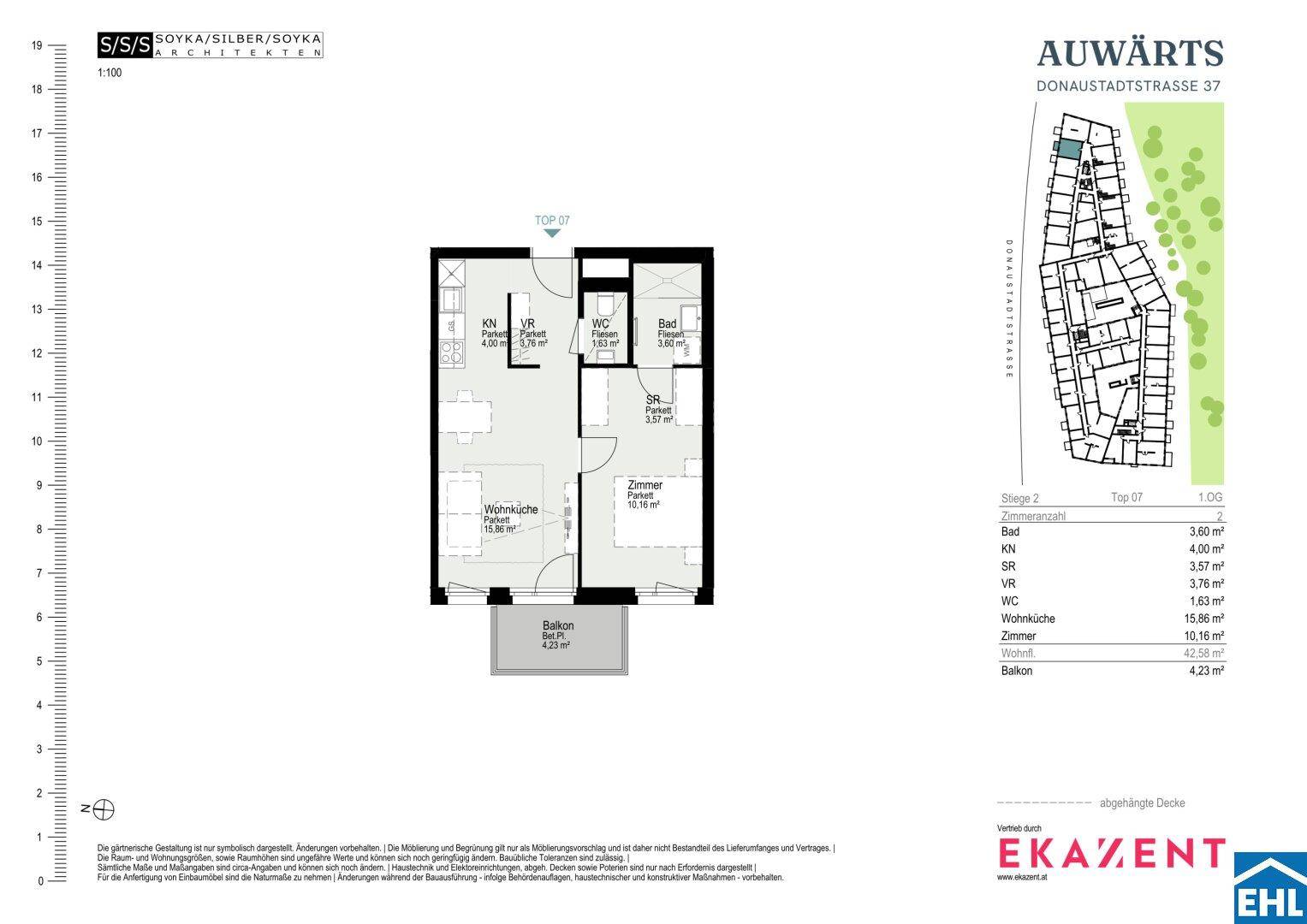 Detaillierter Grundriss einer Wohnung mit Balkon, Wohnküche und separatem WC.