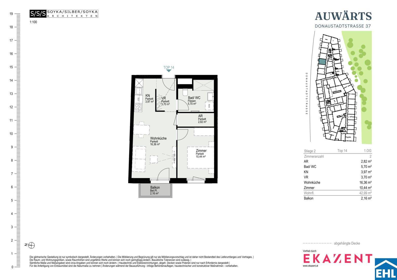 Grundriss einer Wohnung mit Balkon, Schlafzimmer und offenem Wohnbereich.