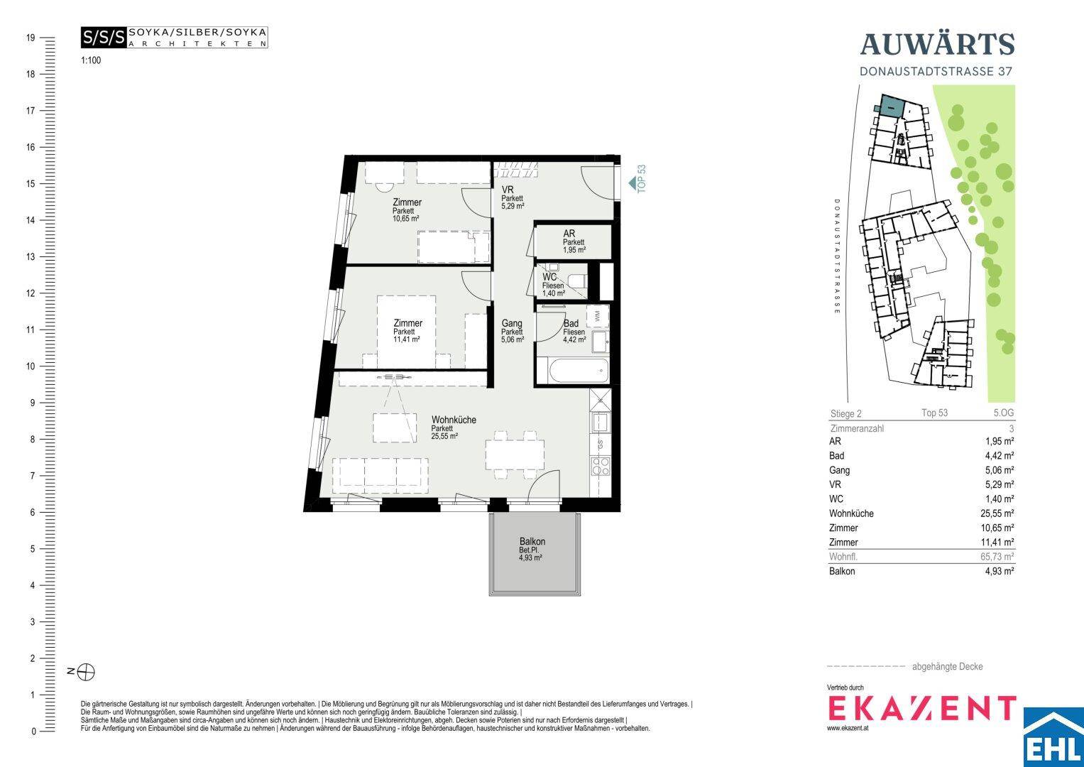 Detaillierter Grundriss einer Wohnung mit Wohnküche, zwei Zimmern, Bad und einem Balkon.