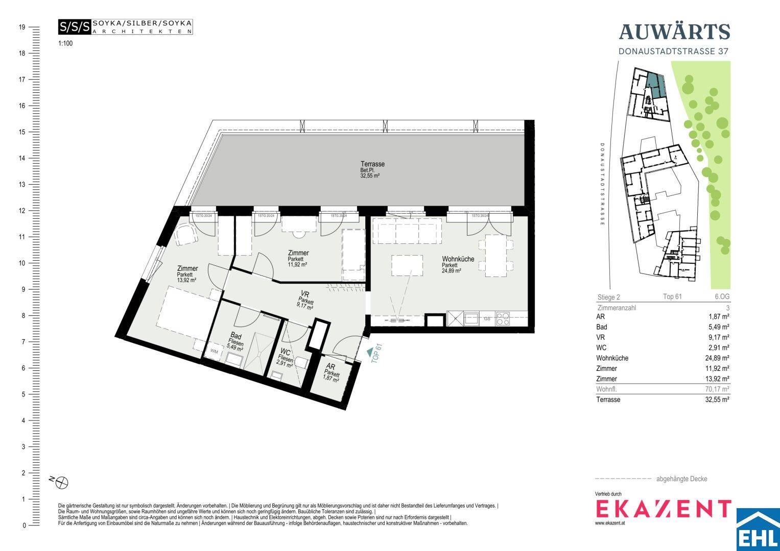 Detaillierter Grundriss einer Wohnung mit offener Wohnküche, Schlafzimmern und großer Terrasse.