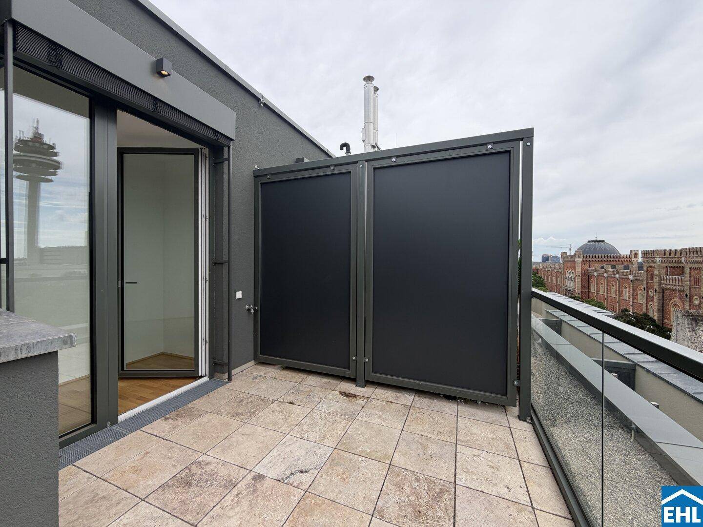 Geräumige Dachterrasse mit Fliesenboden und Panoramablick über die Stadt.