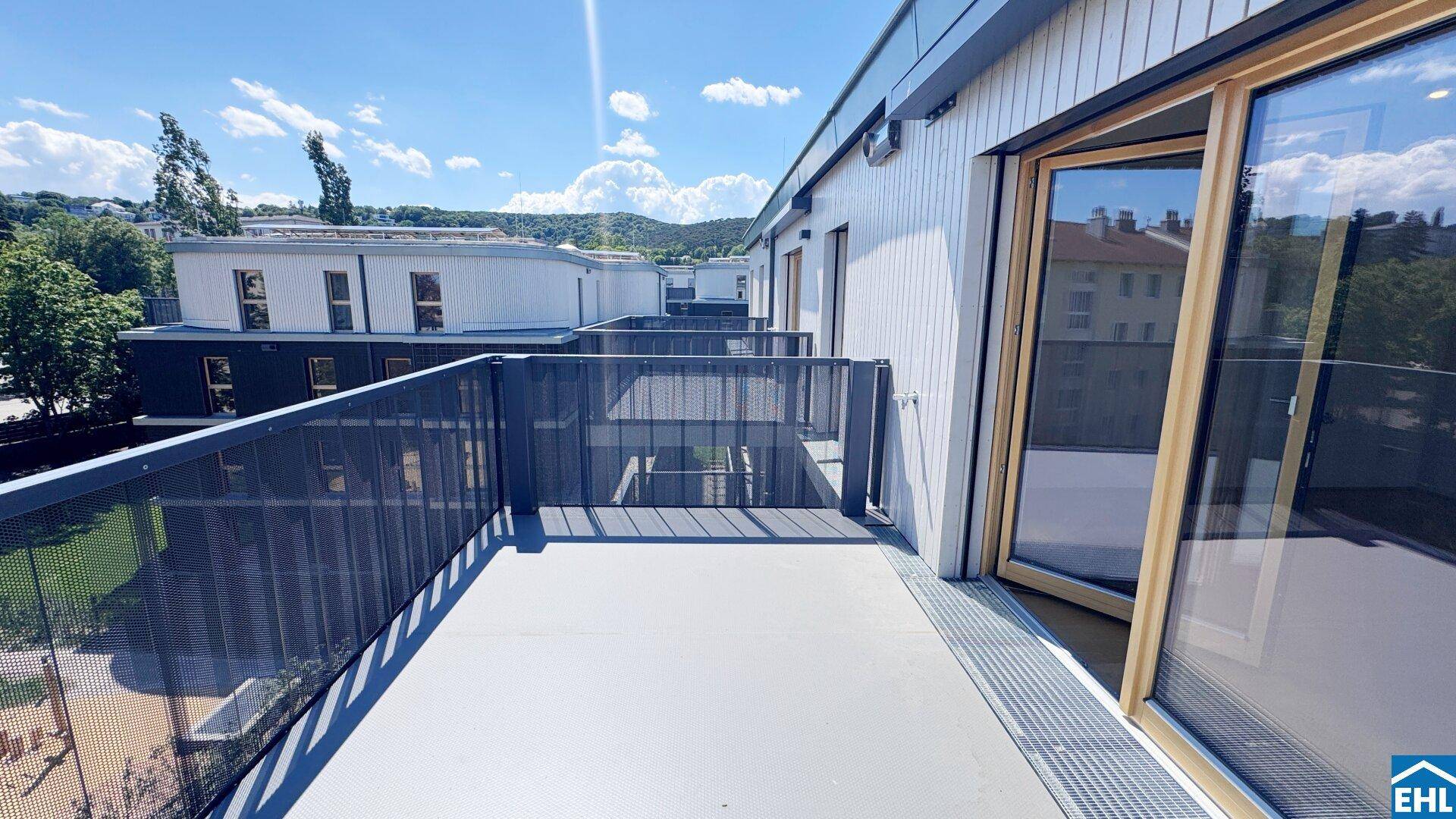 Heller Balkon mit Zugang vom Innenbereich, bietet Platz zum Entspannen im Freien.