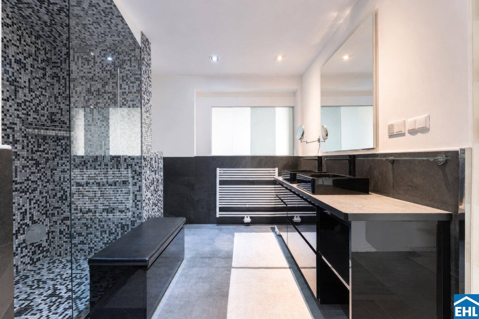 Modernes Badezimmer mit begehbarer Dusche, Doppelwaschbecken und beheiztem Handtuchhalter.