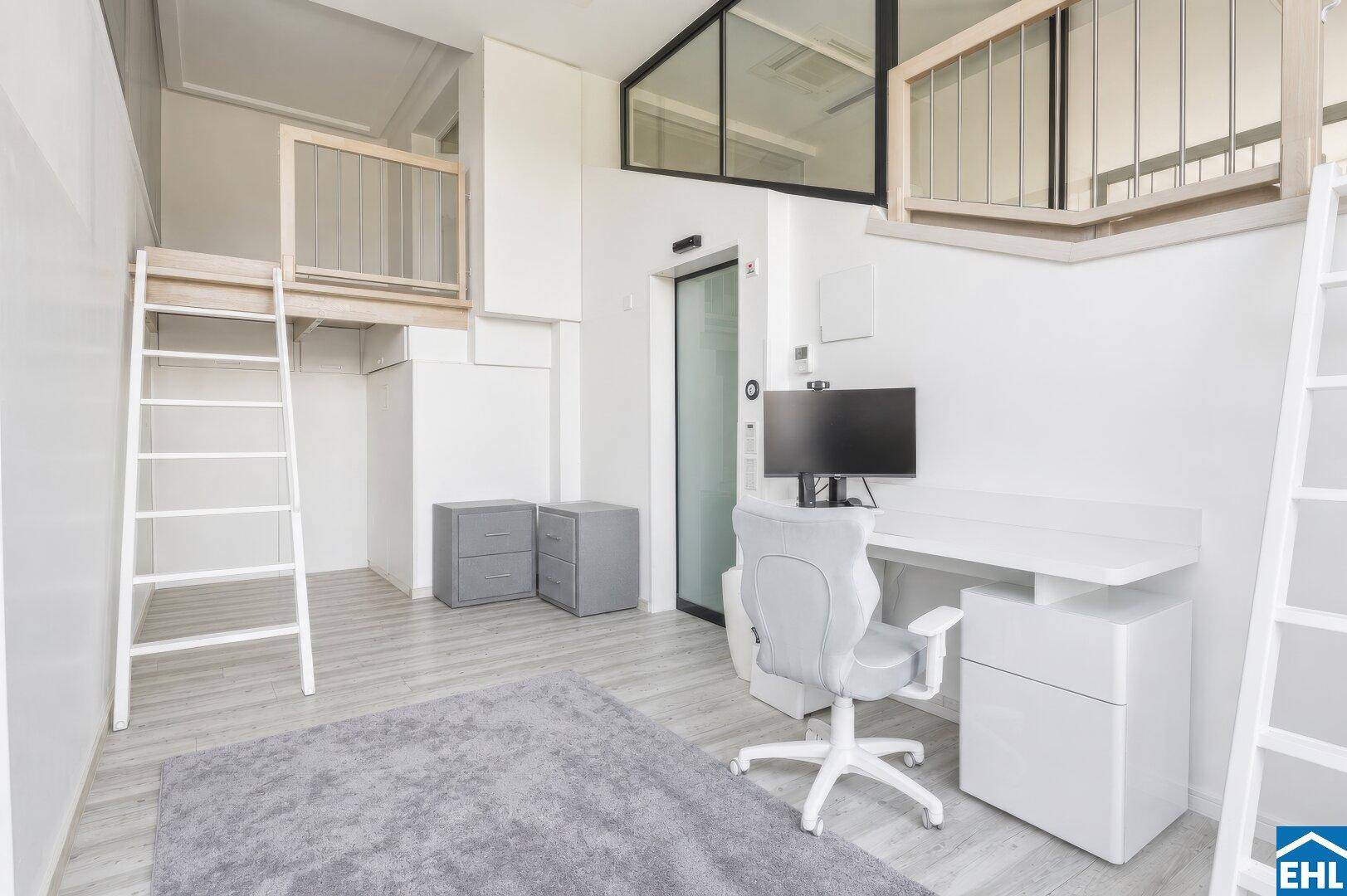 Modernes Arbeitszimmer mit Schreibtisch, Bürostuhl und integrierten Schlaf- oder Lagerlofts.