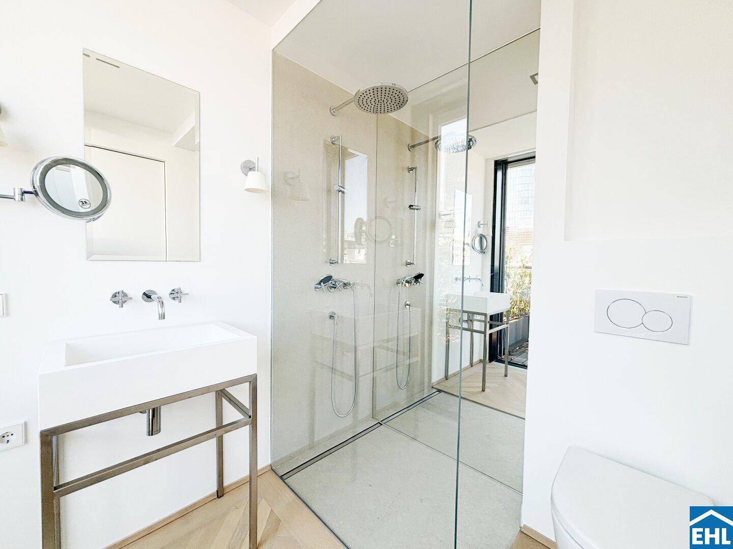 Modernes Badezimmer mit ebenerdiger Dusche, stilvollem Waschbecken und Wand-WC.