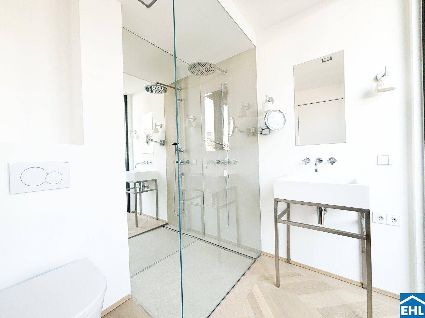 Elegantes Badezimmer mit großer begehbarer Dusche, modernem Waschtisch und Wand-WC.