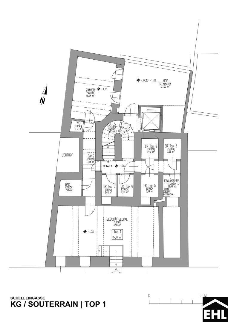 Grundriss des Souterrains mit Geschäftsräumen, Zimmern, Bad und WC, inklusive Treppe und Lift.