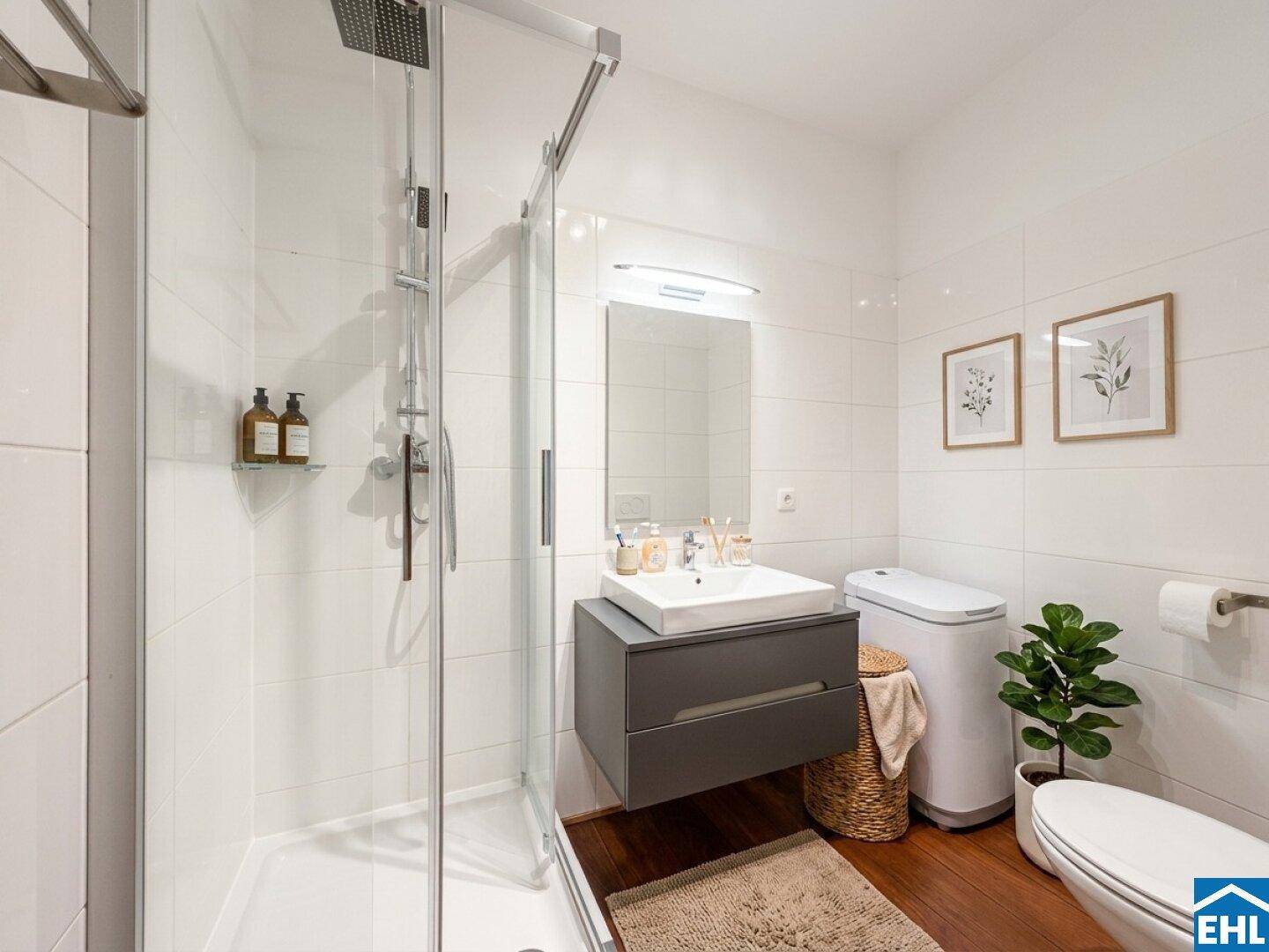 Modernes Badezimmer mit Duschkabine, Waschbecken und Waschmaschine.