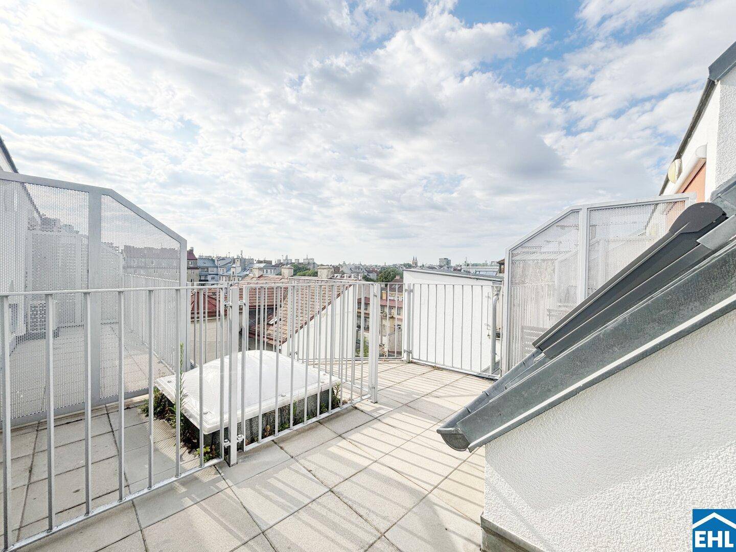 Dachterrasse mit Stadtblick und Metallgeländer, ideal für Entspannung im Freien.